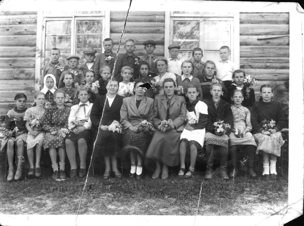 Х большой михайловского. Старое здание школы в деревне. Старая школа в деревне. Архив жителей деревни. Старые школьные фотографии.